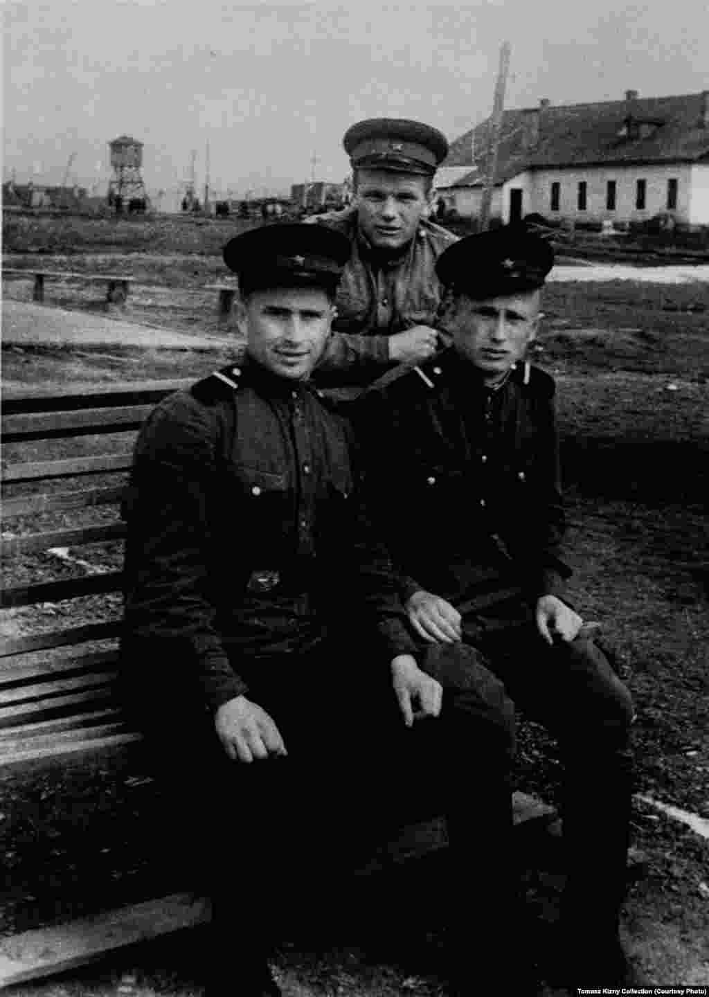 Охоронці табору у Воркуті. Їх зазвичай наймали на трирічний термін після завершення строкової служби. Правила дозволяли охоронцям стріляти у будь-якого в&rsquo;язня, який виходив за межі робочої зони або наближався до паркану