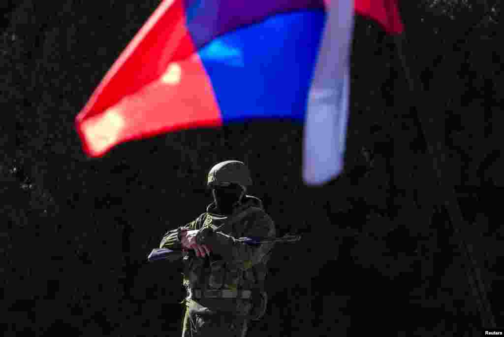 Вооруженный человек у здания правительства Крыма. 