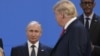 Президент США Дональд Трамп (праворуч) дивиться на президента Росії Володимира Путіна, 30 листопада 2018 року