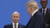 Президент США Дональд Трамп (праворуч) дивиться на президента Росії Володимира Путіна, 30 листопада 2018 року