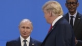 Президент США Дональд Трамп (праворуч) дивиться на президента Росії Володимира Путіна, 30 листопада 2018 року