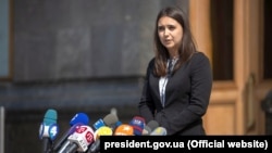 У січні в американському виданні Politico була опублікована стаття англійською мовою колишньої студентки Київського національного університету імені Тараса Шевченка Юлії Мендель  «Як продаються дипломи в українських університетах»