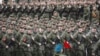 Російські військові марширують під час репетиції військового параду напередодні 9 травня в Санкт-Петербурзі, 22 квітня 2025 року