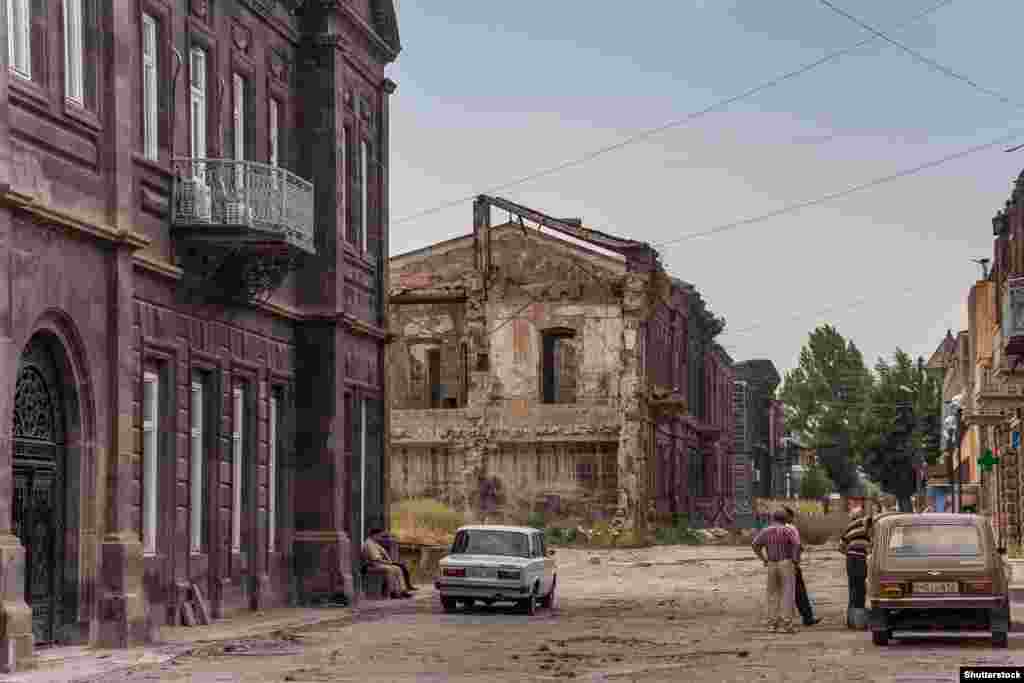 Зруйнована землетрусом будівля в Гюмрі в 2013 році. З часів трагедії, яка знищила і більшість міських підприємств, населення міста скоротилося майже вдвічі