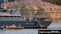 Флагман Черноморского флота России, ракетный крейсер «Москва» в бухте Севастополя. Архивное фото