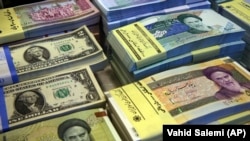 خاوند:  وضعیت روز گذشته بازار را در برابر تصمیم دولت به «تک نرخی» شدن ارز در سه کلمه می توان خلاصه کرد : ناباوری و صبر و انتظار.