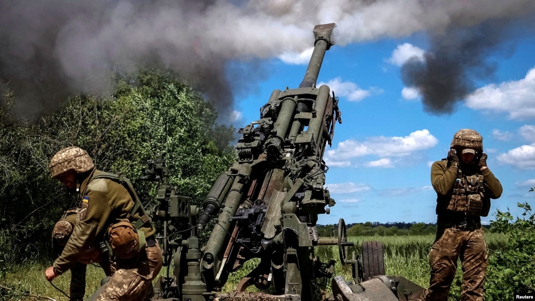 Ukrajinska vojska puca na grupu ruske opreme iz američke haubice M777 u blizini linije fronta u oblasti Donjeck, 6. juna 2022.