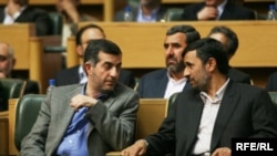 محمود احمدی‌نژاد و اسفندیار رحیم مشایی در مجلس
