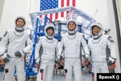 Американо-франко-японський екіпаж готується до польоту на МКС на кораблі SpaceX Dragon. Політ запланований на 22 квітня 2021 року