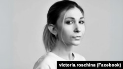 Згідно з текстом, обставини арешту Вікторії Рощиної в серпні 2023 року в окупованому Енергодарі залишаються нез’ясованими