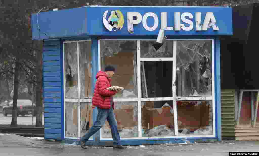 Teško oštećena policijska stanica u Almatiju 8. januara.