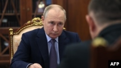  Книга вийшла у 2021 році і називалася «Влада Путіна. Навіщо Європі Росія?»