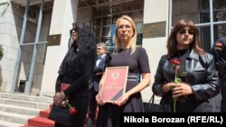 Performans 'upokojenja' Ustava Crne Gore pred Skupštinom u Podgorici, 22. april 2025. 