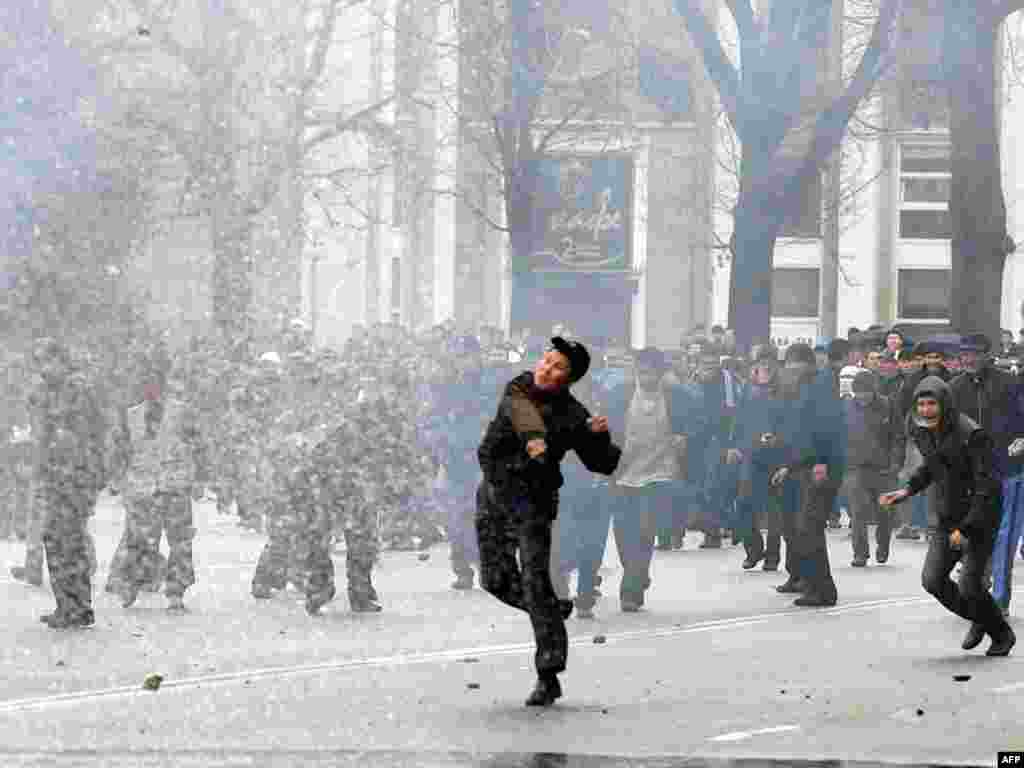 На площади Ала-Тоо. 7 апреля 2010 года. 
