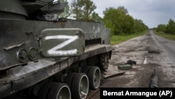 Літера «Z», яка стала символом агресії Росії проти України, на підірваному російському бронетранспортері біля Кутузівки, що на північ від Харкова, 13 травня 2022 року