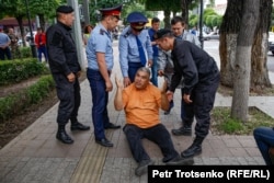 Поліція затримує чоловіка в центрі Алмати, де очікувався несанкціонований мітинг. 10 червня 2019 року