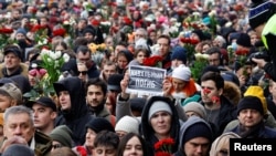 Під час похорону деякі скандували «Росія буде вільною», «Ні війні», «Росія без Путіна», «Ми не забудемо» і «Путін – убивця».