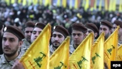 شبه نظامیان حزب الله در بیروت. (عکس: EPA)