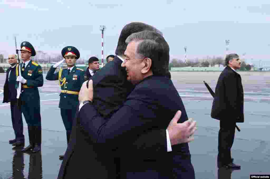 Затем с участием Эмомали Рахмона и Шавката Мирзияева состоится бизнес-форум предпринимателей двух соседних стран. Вечером 9 марта в госкомплексе &laquo;Кохи Борбад&raquo; пройдет гала-концерт мастеров искусств двух государств &laquo;Вечер дружбы&raquo;.