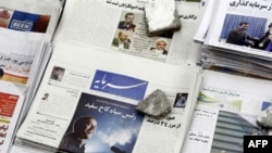 منتقدين مى گويند به رغم اينكه رسانه هاى دولتى بارها به مراجع تقليد و روحانيون بلندپايه نزديك به اصلاح طلبان «توهين و جسارت» كرده اند و از «دشمنان جمهورى اسلامى» نقل و قول مى كنند ولى معاونت مطبوعاتى وزارت فرهنگ و ارشاد اسلامى در اين زمينه هيچگونه اقدامى ن