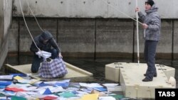 Выброшенные папки у дворца Януковича в Киеве