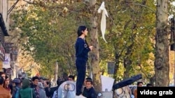 ویدا موحد، معروف به نخستین دختر خیابان انقلاب، ششم دی ۹۶ بر روی سکوی برق در خیابان انقلاب، تقاطع وصال