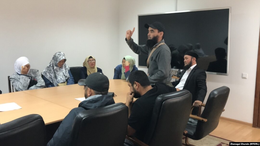 In a meeting with local officials, several Aqtobe residents demanded their children be allowed to wear the Islamic head scarf in school.