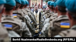 В шествии приняли участие военные из всех воинских частей, которые дислоцируются в Луганской области