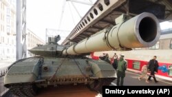 Російський танк Т-90М, що стоїть на платформі музейного поїзда, присвяченого пропаганді російської армії. Квітень 2021 року