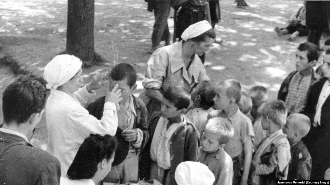 Diana Budisavljević sa medicinskom sestrom Crvenog križa u Staroj Gradišci 10. jula 1942. godine