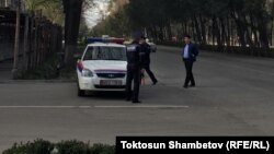 Сотрудники ГУОБДД перекрыли дорогу к отелю «Орион», где проходит съезд СДПК. 31 марта 2018 года.