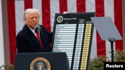 Трамп показывает таблицу с новыми тарифами на импорт. Вашингтон, 2 апреля 2025 года