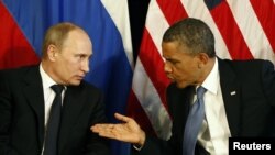 Ресей президенті Владимир Путин (сол жақта) мен АҚШ президенті Барак Обама. Мексика, 18 шілде 2012 жыл. (Көрнекі сурет)