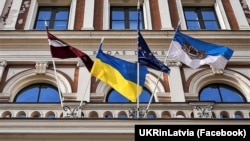 Прапор України, яка протистоїть російській агресії, урочисто встановили на будівлі Ризької міської ради. Рига, 14 лютого 2022 року 