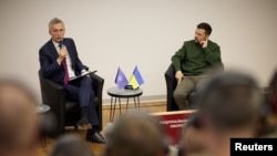 Генеральний секретар НАТО Єнс Столтенберґ і президент України Володимир Зеленський під час зустрічі з офіцерами у Національному університеті оборони України в Києві, Україна, квітень 2024 року