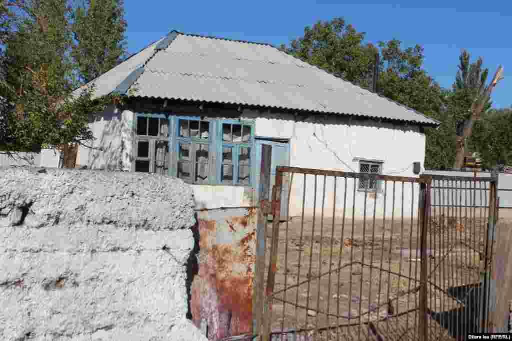 Заброшенный дом в селе. Его хозяева переехали в город. 