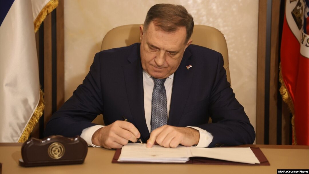 Milorad Dodik potpisuje ukaze o proglašenju neustavnih zakona, Banjaluka, 5. mart 2025.