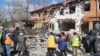 Жителі розчищають завали після атаки російського безпілотника в Кропивницькому, Кіровоградська область, Україна, 20 березня 2025 року