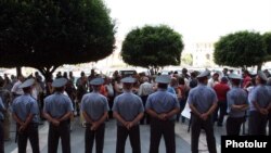 Armenia - Owners of commercial kiosks in Yerevan protest against Mayor Karen Karapetian's decision to dismantle them, 11Aug2011.