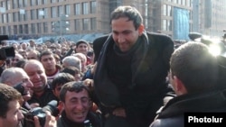Armenia -- Nikol Pashinian is greeted by opposition supporters that barricaded themeselves in Yerevan on 1March 2008