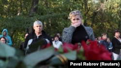 Временный мемориал погибшим во время массового убийства в политехническом колледже в Керчи, 18 октября 2018 года