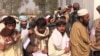 د شمالي وزیرستان بې کوره کړل شوي خلک د ځان ثبتونې پر مهال 