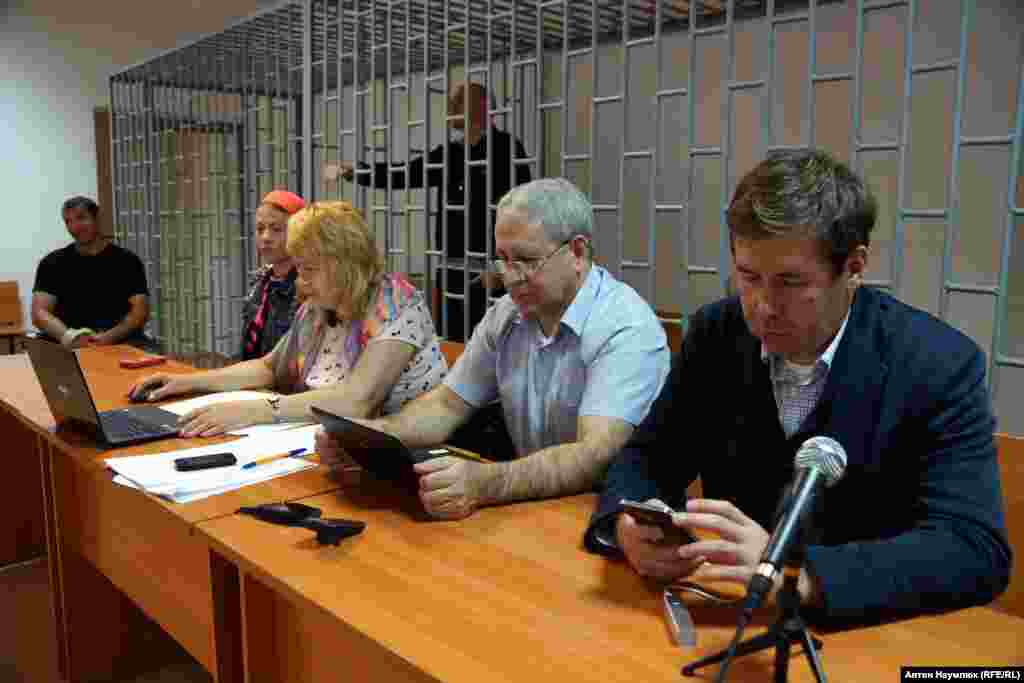 Защищали украинцев адвокаты Марина Дубровина, Докка Ицлаев и, по просьбе Надежды Савченко, – Илья Новиков