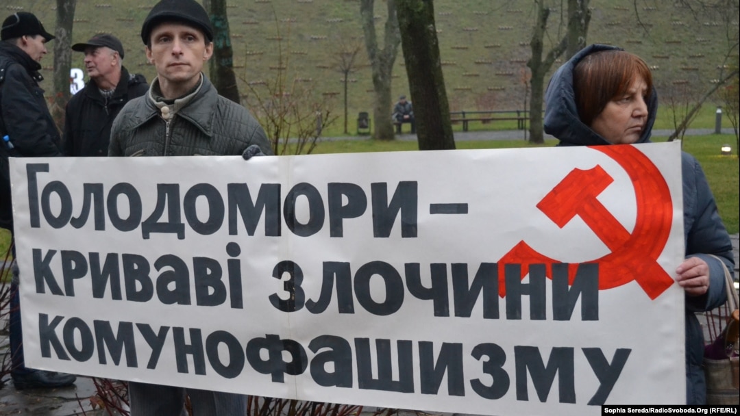 Під час вшанування жертв Голодомору 1932-33 років. Київ, 23 листопада 2013 року
