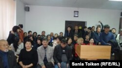 В зале суда перед оглашением приговора по делу Макса Бокаева и Талгата Аяна. Атырау, 28 ноября 2016 года.