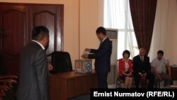 КСДП партиясынын байкоочулары добуш берүүгө жакын турушат.