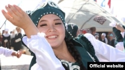 Žena iz Kirgistana u tradicionalnoj odeći.