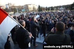 Лябедзька прамаўляе на «Маршы недармаедаў» у Маладэчне, архіўнае фота