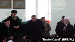 Ҳайъати расмӣ дар масҷиди Тӯраҷонзодаҳо. 9 декабри соли 2011
