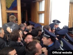 Під час штурму міськради у Полтаві, 27 вересня 2013 року (фото надане прес-службою народного депутата Капліна)